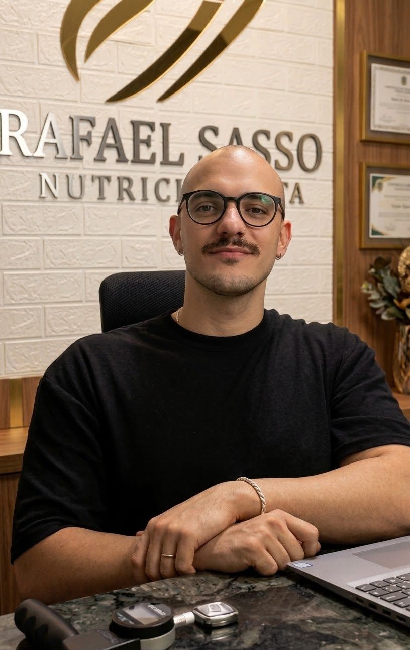 Rafael Sasso, nutricionista CRN-8 17284, em atendimento no consultório